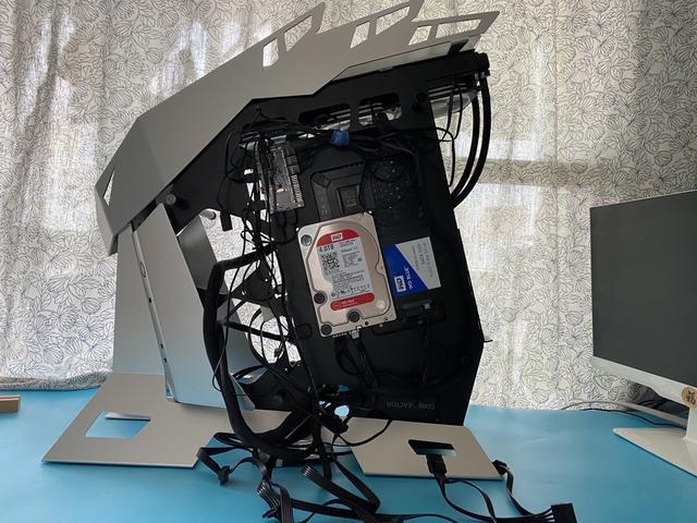 异形机箱好玩吗？装一个看看效果如何，大水牛铁血战士铝合金酷不