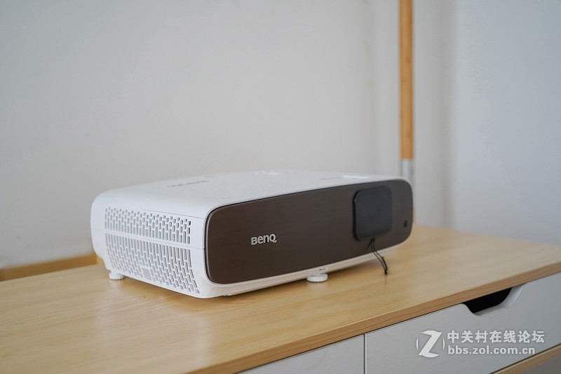 感受4K广色域的魅力，明基W2700家用投影仪深度评测