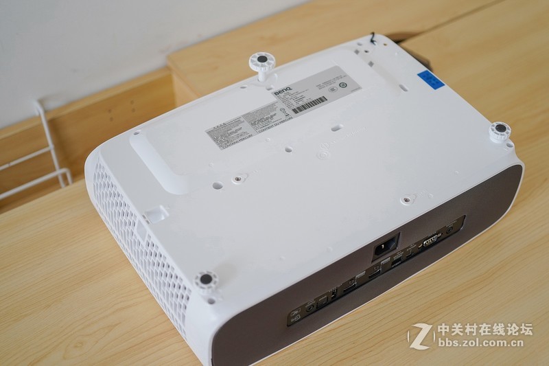 感受4K广色域的魅力，明基W2700家用投影仪深度评测