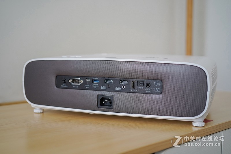 感受4K广色域的魅力，明基W2700家用投影仪深度评测