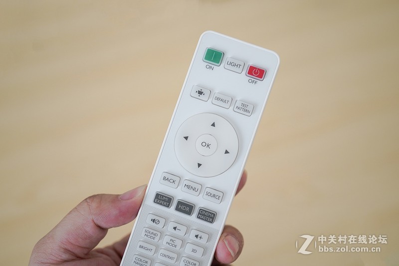 感受4K广色域的魅力，明基W2700家用投影仪深度评测