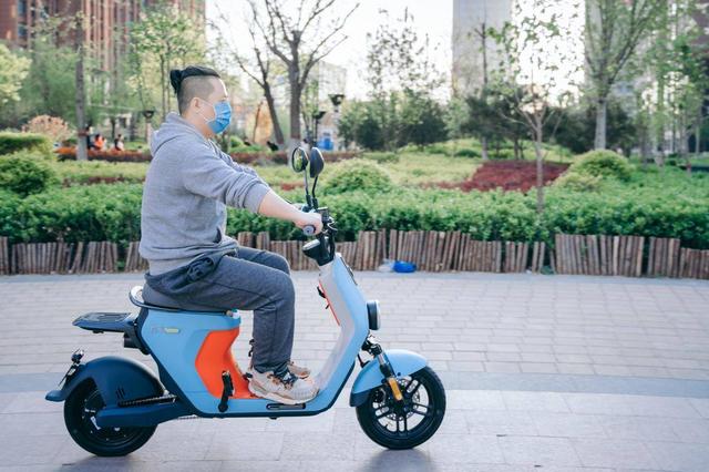 去他喵的早高峰，骑上我心爱的小摩托，再也不用担心堵车