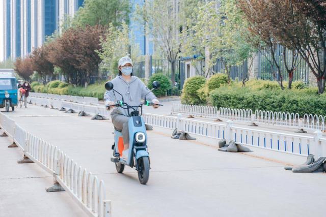 去他喵的早高峰，骑上我心爱的小摩托，再也不用担心堵车