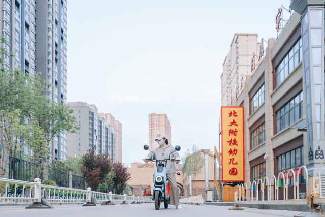 去他喵的早高峰，骑上我心爱的小摩托，再也不用担心堵车