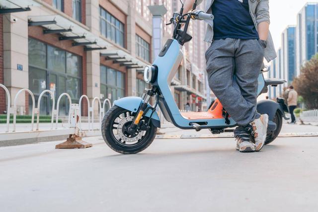 去他喵的早高峰，骑上我心爱的小摩托，再也不用担心堵车