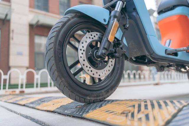 去他喵的早高峰，骑上我心爱的小摩托，再也不用担心堵车