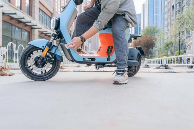 去他喵的早高峰，骑上我心爱的小摩托，再也不用担心堵车