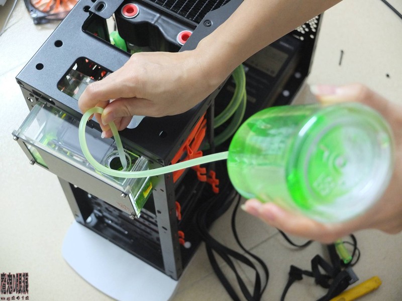 【蜂巢机箱MOD达人PK赛】DIY水冷打造炫彩大白