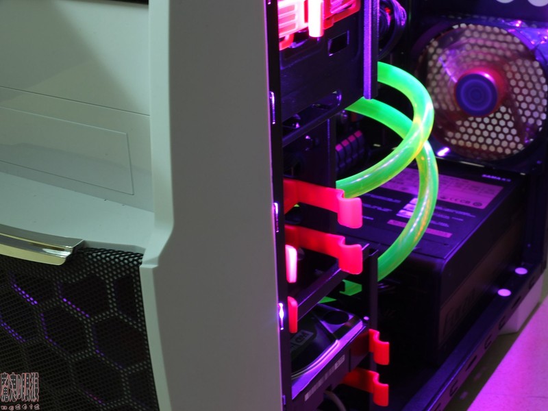 【蜂巢机箱MOD达人PK赛】DIY水冷打造炫彩大白