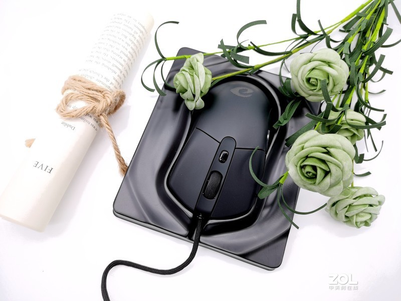 达尔优A960轻量化游戏鼠标仅65g，畅玩24小时游戏手腕不酸痛