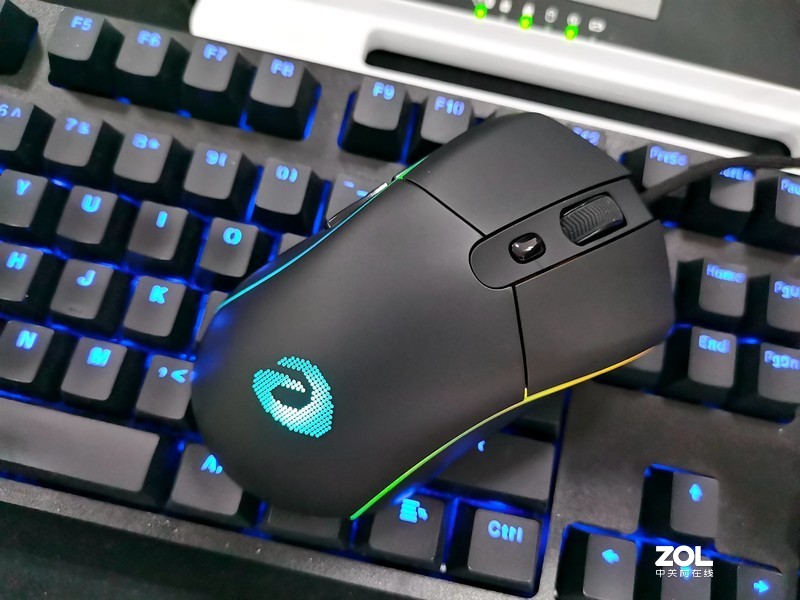 达尔优A960轻量化游戏鼠标仅65g，畅玩24小时游戏手腕不酸痛