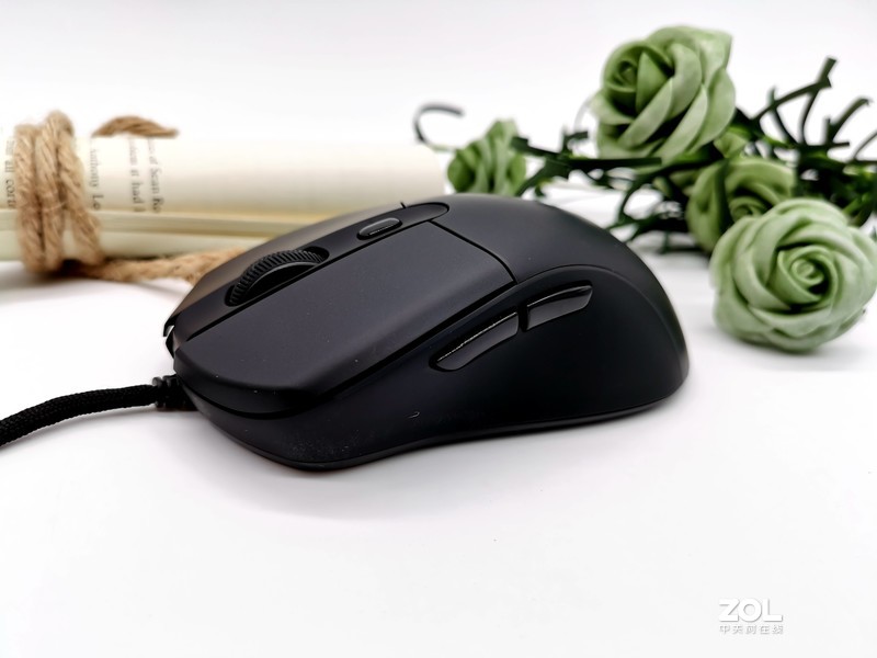 达尔优A960轻量化游戏鼠标仅65g，畅玩24小时游戏手腕不酸痛