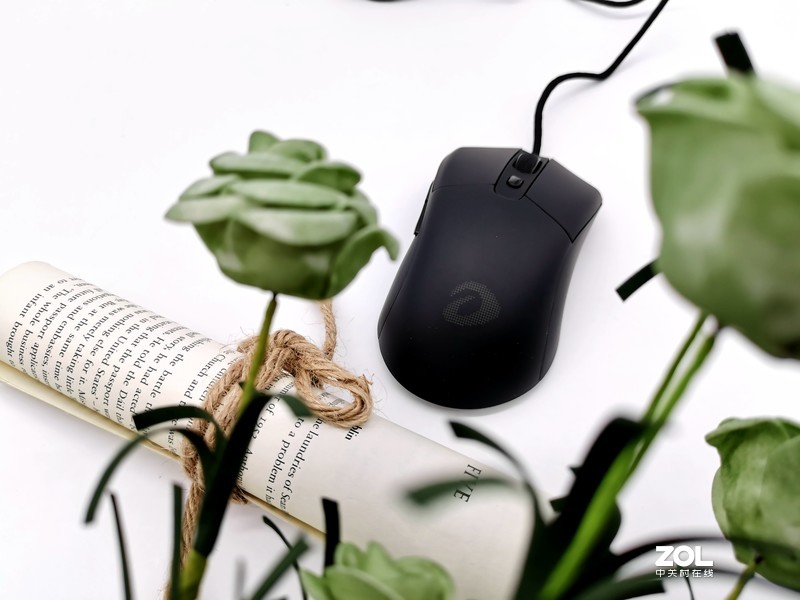 达尔优A960轻量化游戏鼠标仅65g，畅玩24小时游戏手腕不酸痛