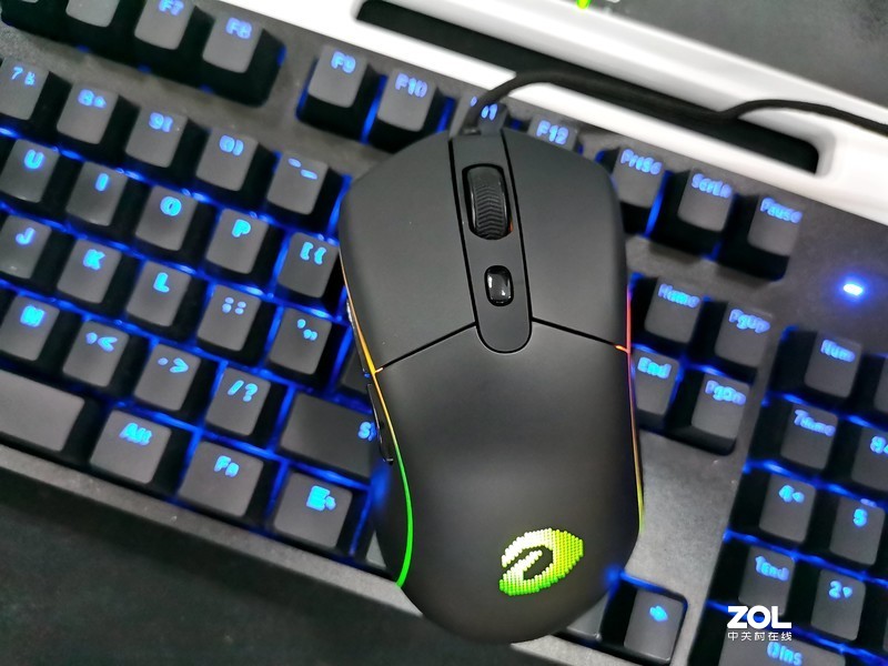 达尔优A960轻量化游戏鼠标仅65g，畅玩24小时游戏手腕不酸痛