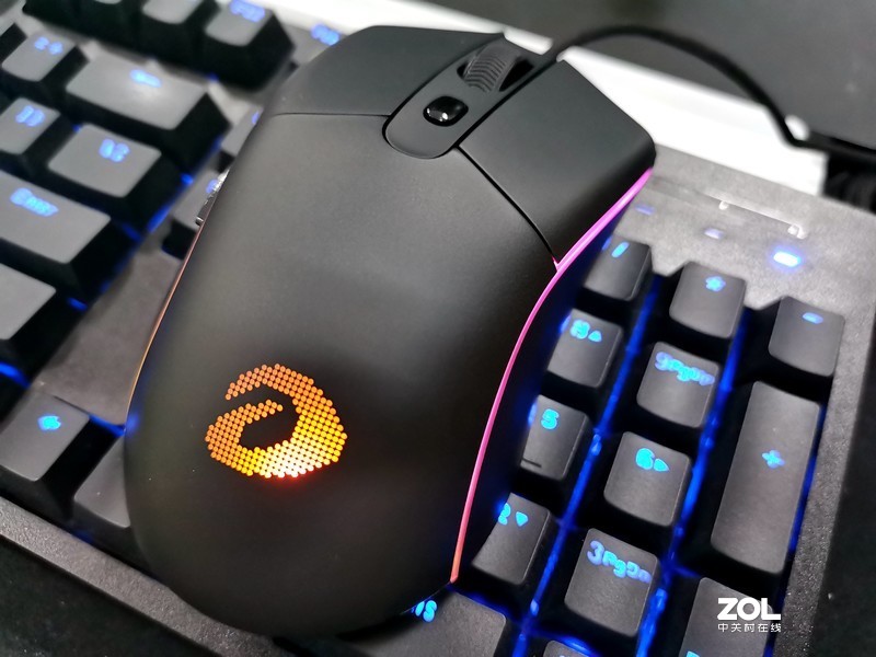 达尔优A960轻量化游戏鼠标仅65g，畅玩24小时游戏手腕不酸痛