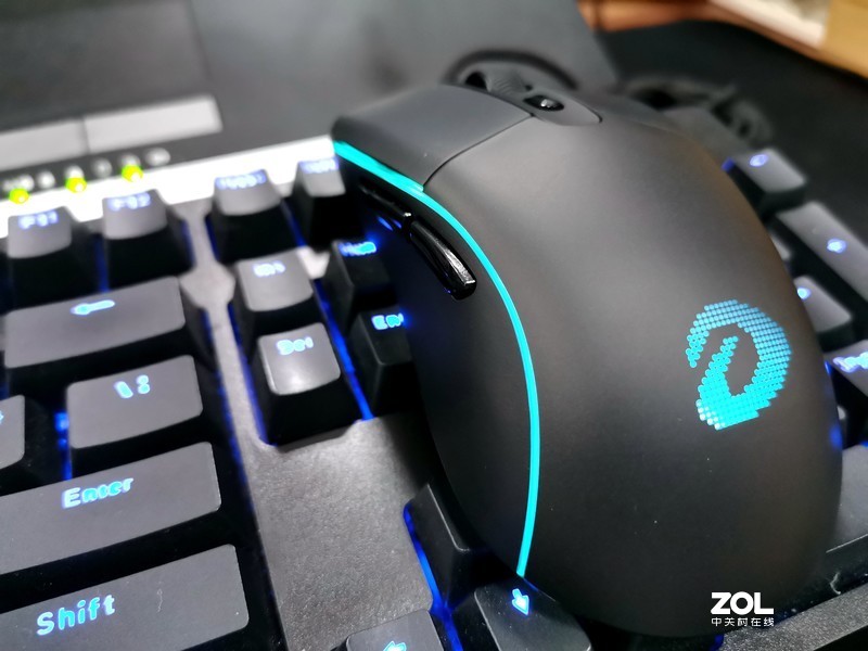 达尔优A960轻量化游戏鼠标仅65g，畅玩24小时游戏手腕不酸痛