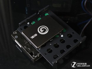 骚气玫红全铝机箱 航嘉冷静王冰锋评测