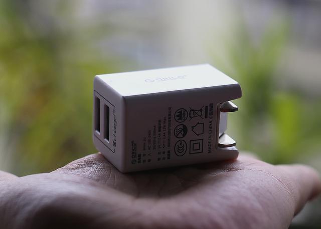 轻巧便携设计，奥睿科双口旅行充电器晒单