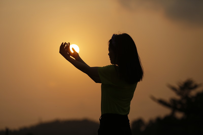 夕阳下的女孩
