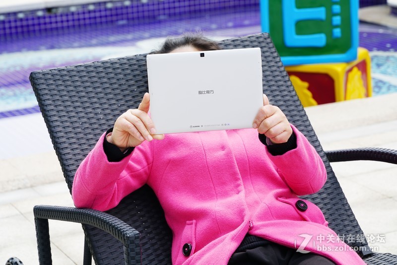 酷比魔方X平板电脑体验：让妹子户外尽情自娱自乐 I 视频