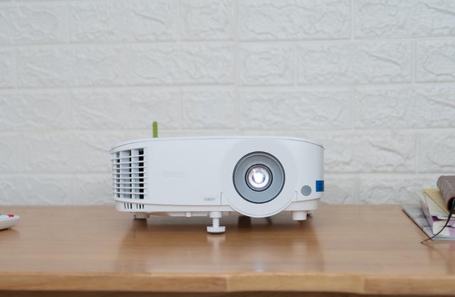 白天不拉窗帘也能用的投影有多强？明基E580测评