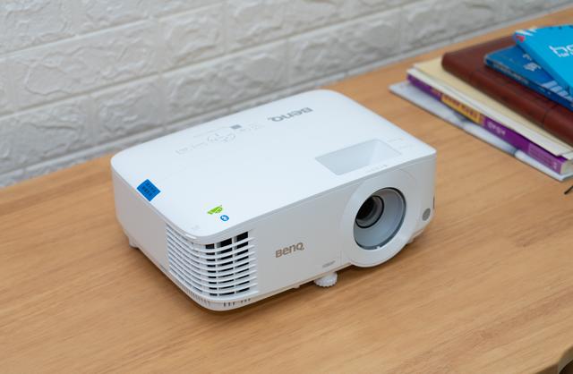白天不拉窗帘也能用的投影有多强？明基E580测评