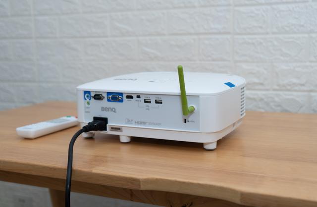 白天不拉窗帘也能用的投影有多强？明基E580测评