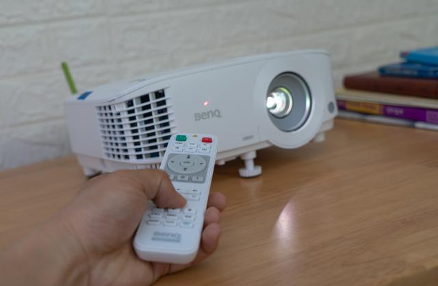 白天不拉窗帘也能用的投影有多强？明基E580测评