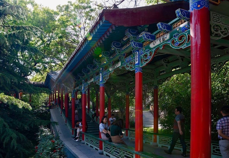 丝绸古道白塔公园