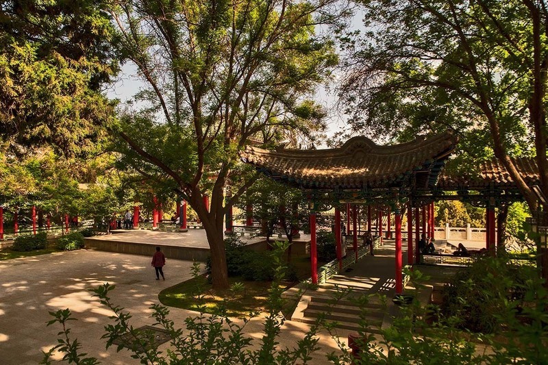 丝绸古道白塔公园