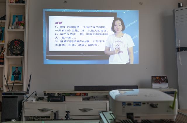 白天不拉窗帘也能用的投影有多强？明基E580测评