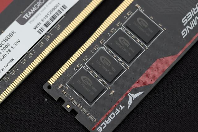 服气我这老Z170板子，发威硬刚了十铨DDR4 3000