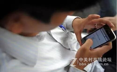 #今日话题# 手机到底用不用贴膜？