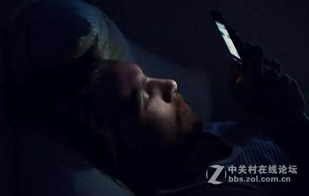 #今日话题# 手机到底用不用贴膜？