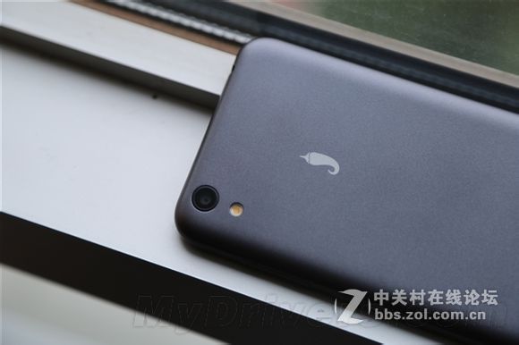 疑似399元联通手机真机曝光：哎呦 不错哦