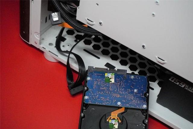 东芝P300机械硬盘上手体验：小姐姐再也不愁无处安放了