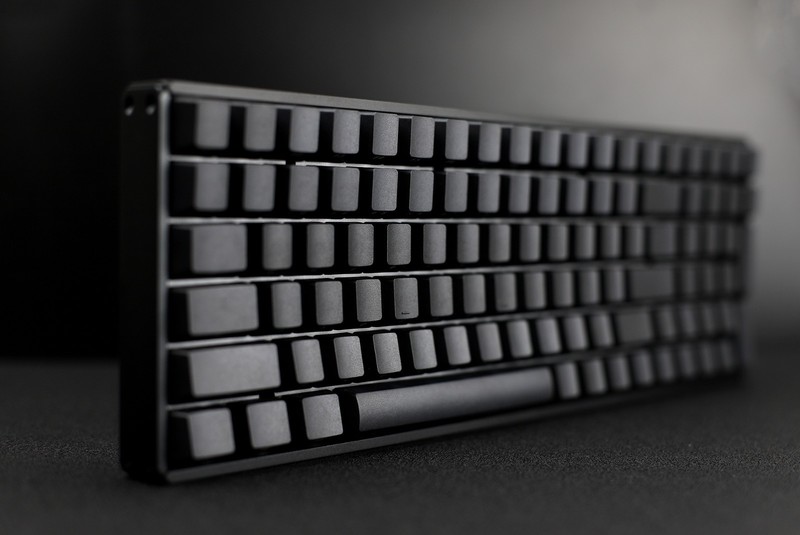 霸气侧漏” iQunix F96碳黑版双模机械键盘体验