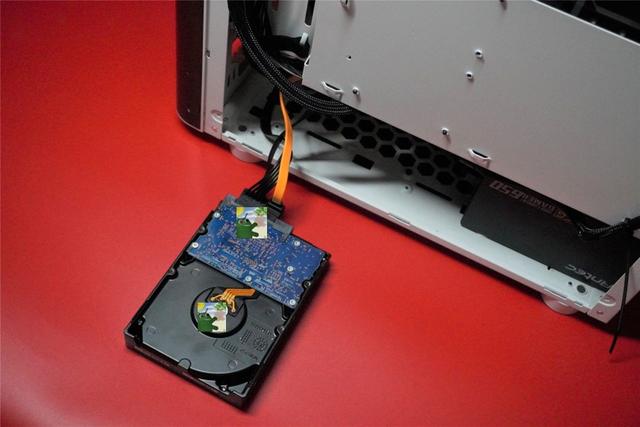 东芝P300机械硬盘上手体验：小姐姐再也不愁无处安放了