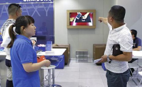 男子模仿广告用手机砸核桃 核桃没烂屏却碎了索赔：no zuo no die