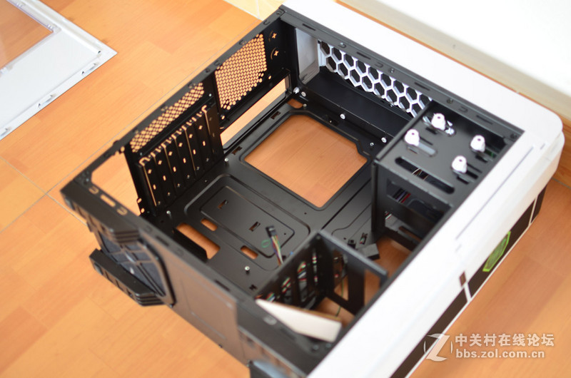 宽敞大侧透， GAMEMAX 碳60装机体验