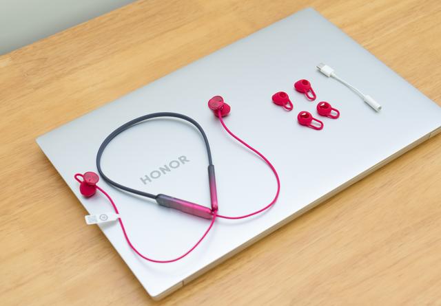 耳机居然也有Type-C闪充闪连，荣耀你不要太时尚