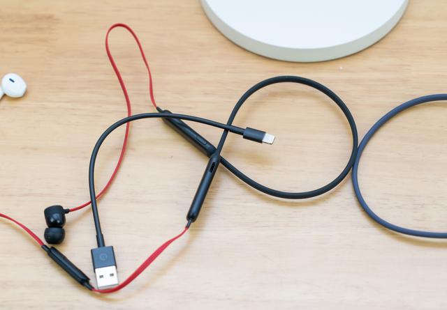 耳机居然也有Type-C闪充闪连，荣耀你不要太时尚