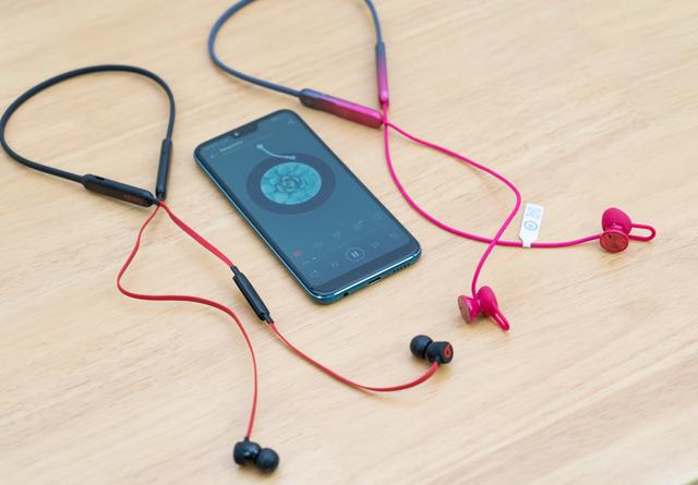 耳机居然也有Type-C闪充闪连，荣耀你不要太时尚