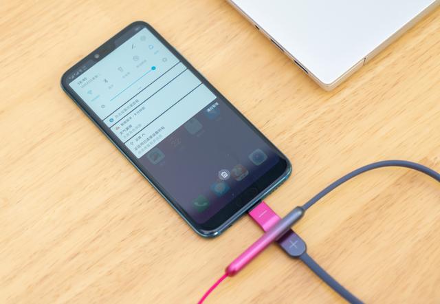 耳机居然也有Type-C闪充闪连，荣耀你不要太时尚