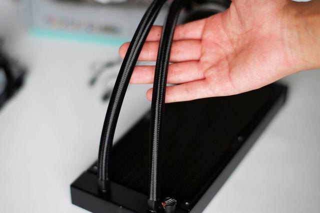 担心水冷漏液？不存在的，堡垒240RGB防漏液和神光同步我全都要