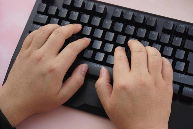 日常码字黑轴爽还是青轴？狼途百元机械键鼠套装评测告诉你答案!