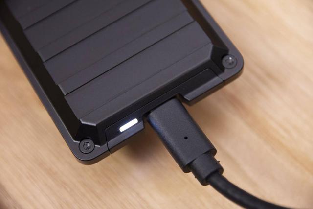 西部数据WD_BLACK P50游戏移动硬盘上手，2000MB/s速度横评夺魁