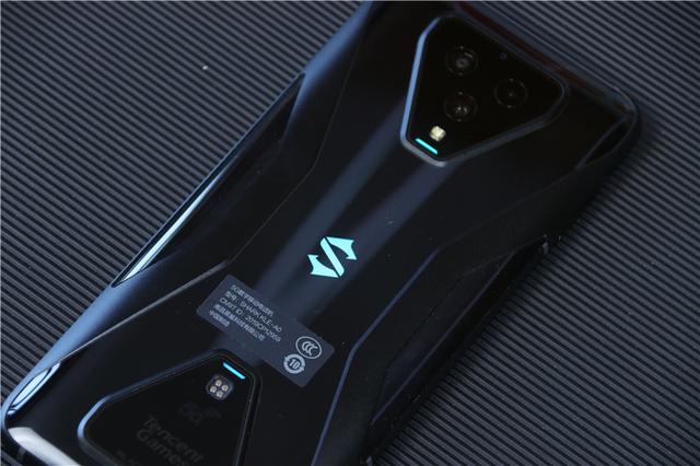 黑鲨游戏手机3体验，游戏高画质稳定60帧，快充竟有黑科技