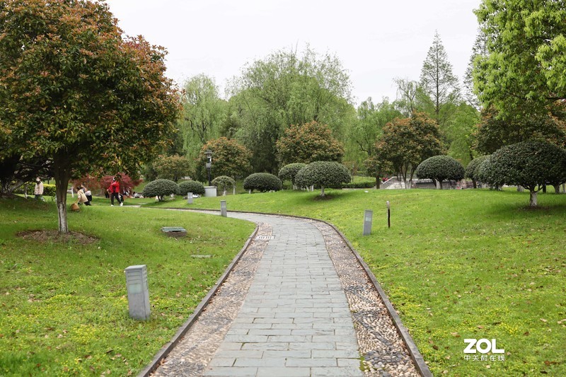 4月初春游览人民公园, 一路繁花相送