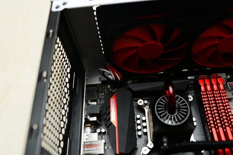 玩结构玩水冷也玩走线，先马坦克装机！